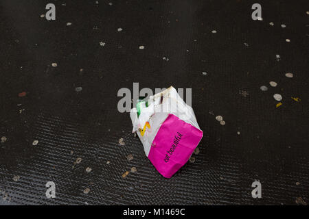 Eine weggeworfene Lunch Bag mit den Worten "Essen" auf der Außenseite, am 24. Januar 2018, in Soho, London, England. Stockfoto