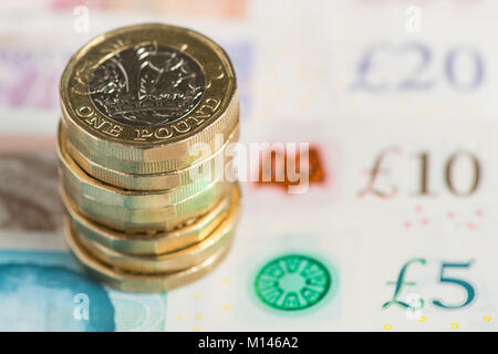 Großbritannien fünf Pfund, 10 Pfund und 20 Pfund nimmt mit einem Pfund Münzen. Stockfoto