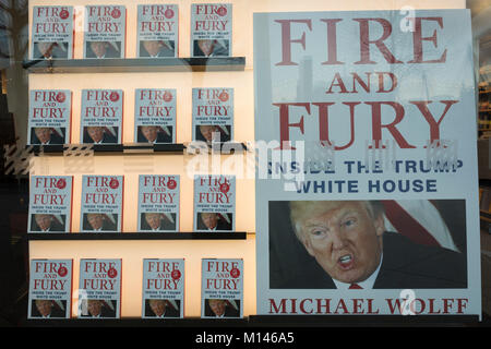 Michael Wolffe das meistverkaufte Buch über Donald Trump, Feuer und Wut befindet sich im Fenster der Buchhandlung Foyles empfohlene, am 17. Januar 2018, auf der South Bank, London, England. Stockfoto