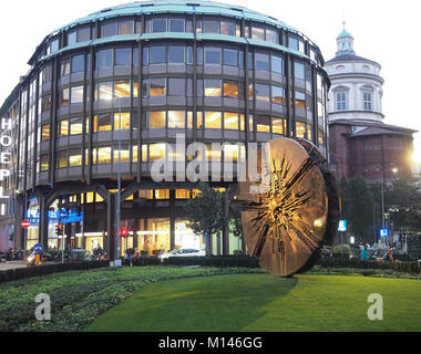 Europa, Italien, Lombardei, Mailand, Arnoldo Pomodoro disc Bronze Skulptur in Piazza Meda, Downtown Stockfoto