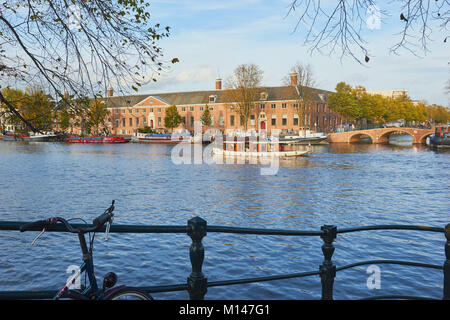 Blick über die Amstel in Richtung das Hermitage Museum, Amsterdam, Niederlande, in der klassischen Amstelhof Gebäude seit 1681 entfernt Stockfoto