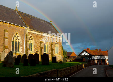 Ein Regenbogen im Thurlaston Dorf, Leicestershire, England, Großbritannien Stockfoto