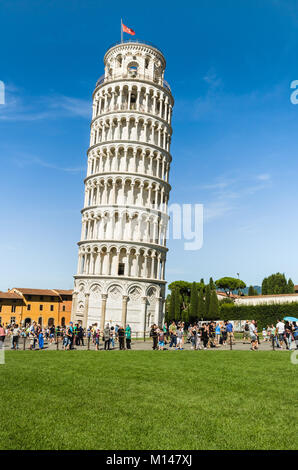 Pisa, Italien - 17. August 2014: Der Schiefe Turm von Pisa in den Platz der Wunder (Piazza dei Miracoli). Stockfoto