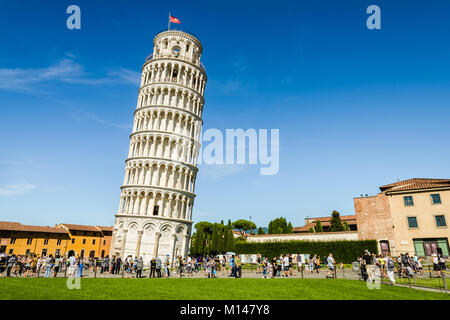 Pisa, Italien - 17. August 2014: Der Schiefe Turm von Pisa in den Platz der Wunder (Piazza dei Miracoli). Stockfoto