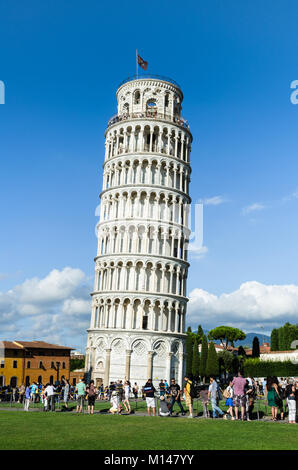 Pisa, Italien - 17. August 2014: Der Schiefe Turm von Pisa in den Platz der Wunder (Piazza dei Miracoli). Stockfoto