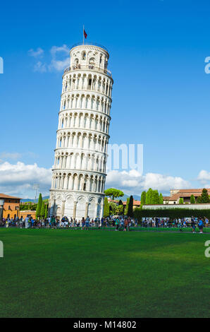 Pisa, Italien - 17. August 2014: Der Schiefe Turm von Pisa in den Platz der Wunder (Piazza dei Miracoli). Stockfoto