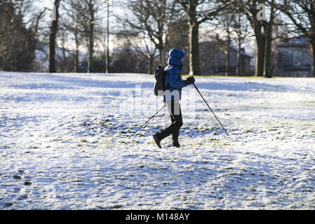 Dünne Schneedecke auf die Hauptstadt Schottlands, Edinburgh am zweiten Weihnachtstag die sah Kinder Ausgehen und Spaß im Schnee. Die weiße Decke Arthur's Seat und die Wiesen innerhalb der Hauptstadt bietet: Ansicht, In: Edinburgh, Großbritannien Wann: 26 Dec 2017 Credit: WENN Stockfoto