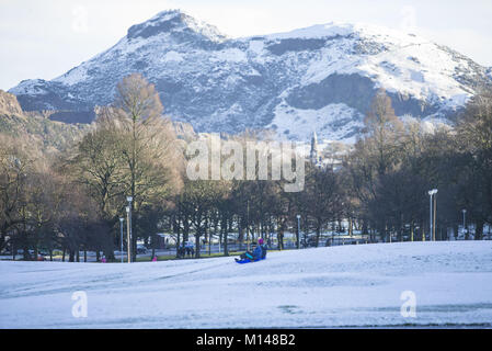 Dünne Schneedecke auf die Hauptstadt Schottlands, Edinburgh am zweiten Weihnachtstag die sah Kinder Ausgehen und Spaß im Schnee. Die weiße Decke Arthur's Seat und die Wiesen innerhalb der Hauptstadt bietet: Ansicht, In: Edinburgh, Großbritannien Wann: 26 Dec 2017 Credit: WENN Stockfoto