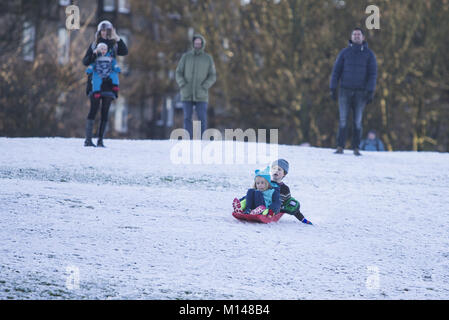 Dünne Schneedecke auf die Hauptstadt Schottlands, Edinburgh am zweiten Weihnachtstag die sah Kinder Ausgehen und Spaß im Schnee. Die weiße Decke Arthur's Seat und die Wiesen innerhalb der Hauptstadt bietet: Ansicht, In: Edinburgh, Großbritannien Wann: 26 Dec 2017 Credit: WENN Stockfoto