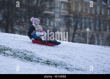 Dünne Schneedecke auf die Hauptstadt Schottlands, Edinburgh am zweiten Weihnachtstag die sah Kinder Ausgehen und Spaß im Schnee. Die weiße Decke Arthur's Seat und die Wiesen innerhalb der Hauptstadt bietet: Ansicht, In: Edinburgh, Großbritannien Wann: 26 Dec 2017 Credit: WENN Stockfoto