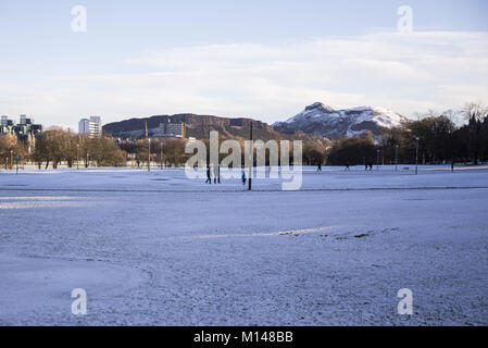 Dünne Schneedecke auf die Hauptstadt Schottlands, Edinburgh am zweiten Weihnachtstag die sah Kinder Ausgehen und Spaß im Schnee. Die weiße Decke Arthur's Seat und die Wiesen innerhalb der Hauptstadt bietet: Ansicht, In: Edinburgh, Großbritannien Wann: 26 Dec 2017 Credit: WENN Stockfoto