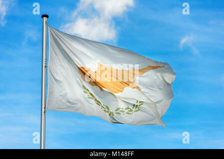 Nahaufnahme der einzelnen zyprischer Flagge im Wind vor blauem Himmel Stockfoto