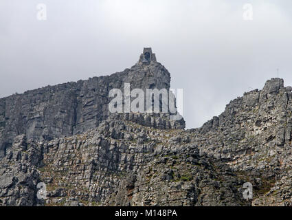 Blick von der Bergstation der Seilbahn auf den Tafelberg aus einer aufsteigenden Seilbahn, Cape Town, Western Cape, Südafrika. Stockfoto