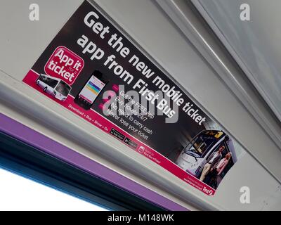 Werbung auf einem Bus für Ipswich ticketloses Reisen. Benutzer kauft ein virtuelles Ticket über eine App und zeigt Ihr Telefon mit dem Busfahrer auf Eintrag. Stockfoto