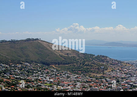 Ansicht des Signal Hill vom Tafelberg, Cape Town, Western Cape, Südafrika. Stockfoto