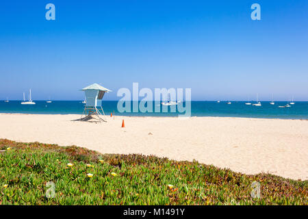 Rettungsschwimmer post am leeren Strand von Santa Barbara, Kalifornien. Fokus auf den Vordergrund Stockfoto