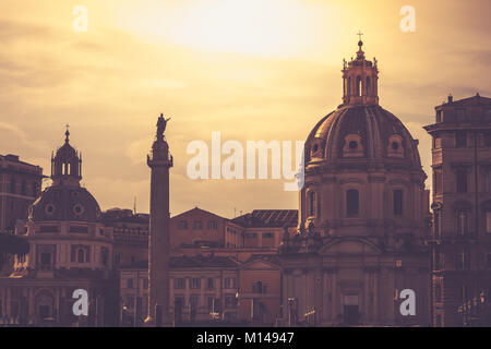 Kirche von Santa Maria di Loreto und Trajan Spalte in der Nähe der Piazza Venezia in Rom bei Sonnenuntergang Dämmerung Stockfoto