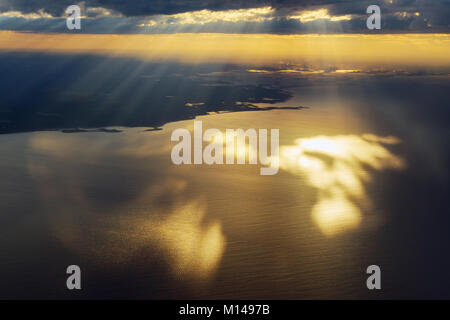 Sonnenaufgang am Morgen Blick aus einem Flugzeug fliegen über das Meer, das Bild, Text oder eine Website Rahmen hinzuzufügen. Reisen-Konzept Stockfoto