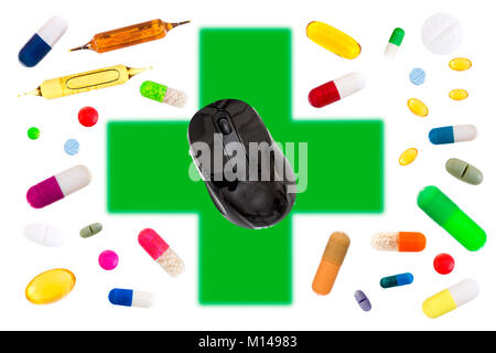 Online Apotheke-Konzept mit der Maus auf das grüne Kreuz mit Tiermedizin, Pillen, Kapseln, Tabletten, Arzneimittel, Tasche auf Weiß Stockfoto