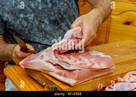 Mittelteil der Metzger schneiden von Fleisch mit Cleaver im Shop Stockfoto