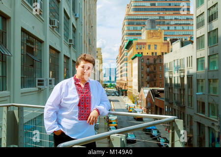 Junger Mann zu Fuß in New York in einem ukrainischen Shirt Stockfoto