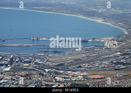 Blick auf Hafen von Kapstadt von der Spitze des Tafelbergs, Western Cape, Südafrika. Stockfoto