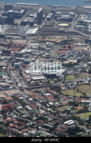 Blick auf Kapstadt Zentrum, Bahnhof, Hafen, Nelson Mandela Blvd und F W De Klerk Blvd vom Tafelberg, Western Cape, Südafrika. Stockfoto