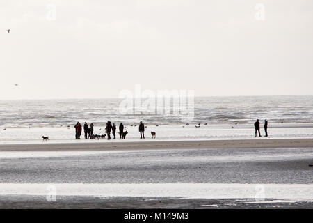 100 s von Menschen an die Strände bei Camber Sands einen wunderschönen Tag in der Sonne zu genießen. Die Menschen waren auf Pferd zurück zu sehen, wenige Hunde und springt über Bäche am Strand. Mit: Atmosphäre, wo: Camber Sands, Großbritannien Wann: 26 Dec 2017 Credit: WENN.com Stockfoto