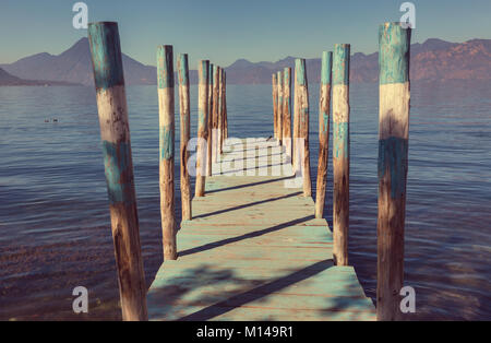 Schönen Lake Atitlan und Vulkane im Hochland von Guatemala, Mittelamerika Stockfoto