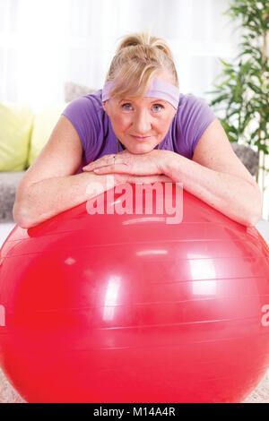 Frau in Fitness Ball ruhen Stockfoto