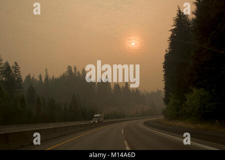 Fahren auf der I-90 in smole vom Jolly Berg Feuer, außerhalb Cle Elum, Washington, USA. Stockfoto