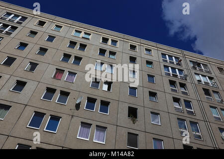 Plattenbauten, Plattenbau ist ein Gebäude gebaut von großen, vorgefertigten Betonplatten, Dresden, Sachsen, Deutschland Stockfoto