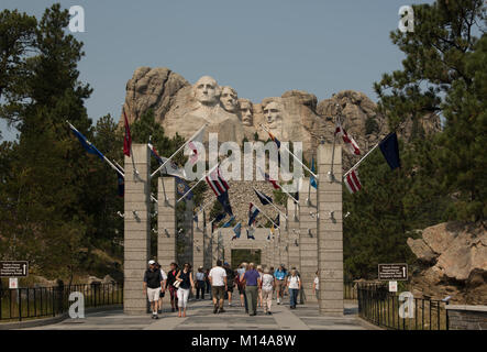 Touristen zu Fuß zur Grand View terrasse Mt anzuzeigen. Rushmore Natl. Denkmal, South Dakota, USA. Die Schnitzereien, aus Granit Stein, sind 60 Fuß in hig Stockfoto