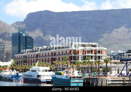 Das Cape Grace Hotel, Boote, FNB Bank und den Tafelberg an der V & A Waterfront, Cape Town, Western Cape, South Africa. Stockfoto