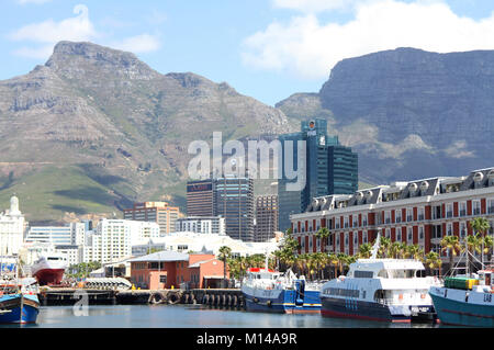 V & A Waterfront, Blick auf Banken, Portside, Tafelberg, Teufels-Peak, Boote und Cape Grace Hotel, Cape Town, Western Cape, Südafrika. Stockfoto