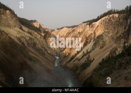 Der Yellowstone River fließt durch den Grand Canyon im Yellowstone. Stockfoto