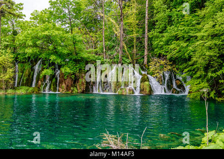 Wasserfall und See, an den Nationalpark Plitvice, sowohl in Lika-Senj County & Karlovac county. in Kroatien Stockfoto
