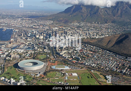 Hubschrauber Blick auf Midtown Kapstadt, Teil des Signal Hill, Devil's Peak und ein Teil des Table Mountain mit Cloud Tuch und Kapstadt Stadion, Western Cap Stockfoto