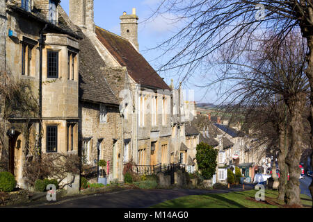 Burford, Oxfordshire, Großbritannien - 3.. Februar 2011: Wintersonne auf den malerischen Häusern, die den Hill, die Hauptstraße von Burford in den Cotswolds, Großbritannien, säumen. Burford wurde unter den „idyllischsten Orten Europas zum Leben“ aufgeführt. Stockfoto