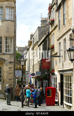 Bath, Großbritannien - 19.. Juni 2011: Besucher treffen sich in der Nähe des Teeladens Sally Lunns bei der Sommersonne in der Stadt Bath, Somerset, Großbritannien. Sally Lunns ist eines der ältesten Häuser in Bath und beherbergt das ursprüngliche Bath Bun. Bath ist ein UNESCO-Weltkulturerbe und berühmt für seine Architektur, die das ganze Jahr über Besucher anzieht. Stockfoto