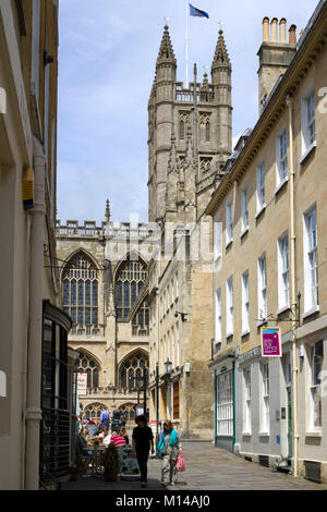 Bath, Großbritannien - 19.. Juni 2011: Besucher besichtigen in der Nähe von Bath Abbey in der Sommersonne in der Stadt Bath, Somerset, Großbritannien. Bath ist ein UNESCO-Weltkulturerbe und berühmt für seine Architektur, die das ganze Jahr über Besucher anzieht. Stockfoto