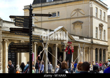 Bath, Großbritannien - 19.. Juni 2011: In der Stadt Bath, Somerset, Großbritannien, kommen bei der Sommersonne viele Besucher an einer Vielzahl von Straßenunterhaltern vorbei. Bath ist ein UNESCO-Weltkulturerbe und berühmt für seine Architektur. Stockfoto