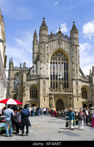 Bath, Großbritannien - 19.. Juni 2011: Besucher besichtigen in der Nähe von Bath Abbey in der Sommersonne in der Stadt Bath, Somerset, Großbritannien. Bath ist ein UNESCO-Weltkulturerbe und berühmt für seine Architektur, die das ganze Jahr über Besucher anzieht. Stockfoto