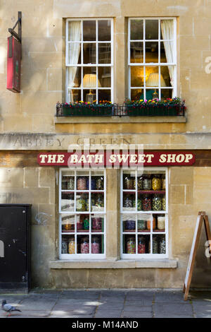 Bath, Großbritannien - 19.. Juni 2011: Altmodische Gläser mit Süßigkeiten in den Fenstern des Bath Sweet Shop in der Stadt Bath, Somerset, Großbritannien. Bath ist ein UNESCO-Weltkulturerbe und berühmt für seine Architektur, die das ganze Jahr über Besucher anzieht. Stockfoto