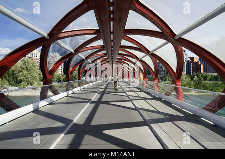 Peace Bridge im Inneren, Calgary, Alberta, Kanada. Stockfoto