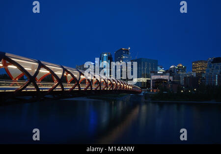 Peacebridge in der Blauen Stunde, Calgary, Alberta, Kanada Stockfoto