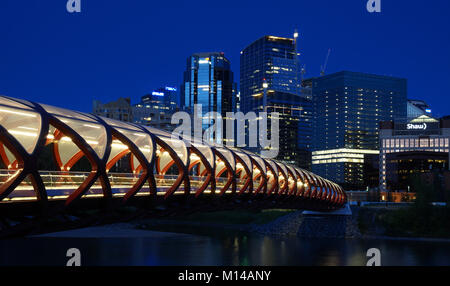Peace Bridge bei Nacht, Calgary, Alberta, Kanada. Stockfoto