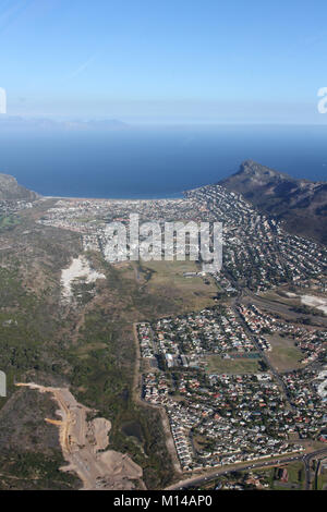 Helikopterblick auf Hout Bay Zentrum und Strand mit Blick in den Ozean, Western Cape, Südafrika. Stockfoto