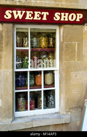 Bath, Großbritannien - 19.. Juni 2011: Altmodische Gläser mit Süßigkeiten in den Fenstern des Bath Sweet Shop in der Stadt Bath, Somerset, Großbritannien. Bath ist ein UNESCO-Weltkulturerbe und berühmt für seine Architektur, die das ganze Jahr über Besucher anzieht. Stockfoto