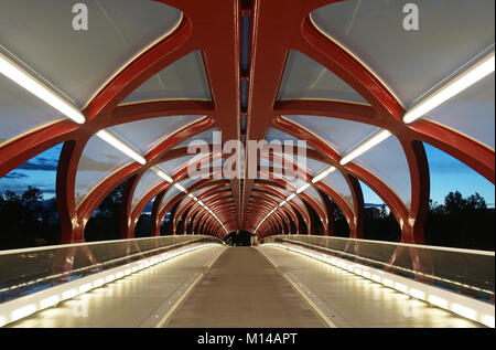 Peace Bridge im Inneren, Calgary, Alberta, Kanada. Stockfoto